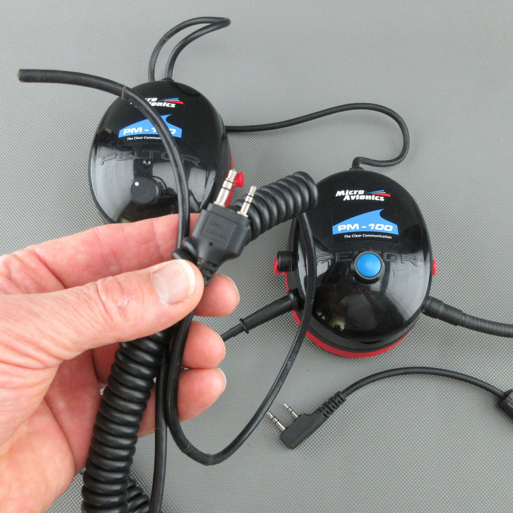 L'image montre un casque MicroAvionics® PM-100 après révision et conversion par StarCom1.