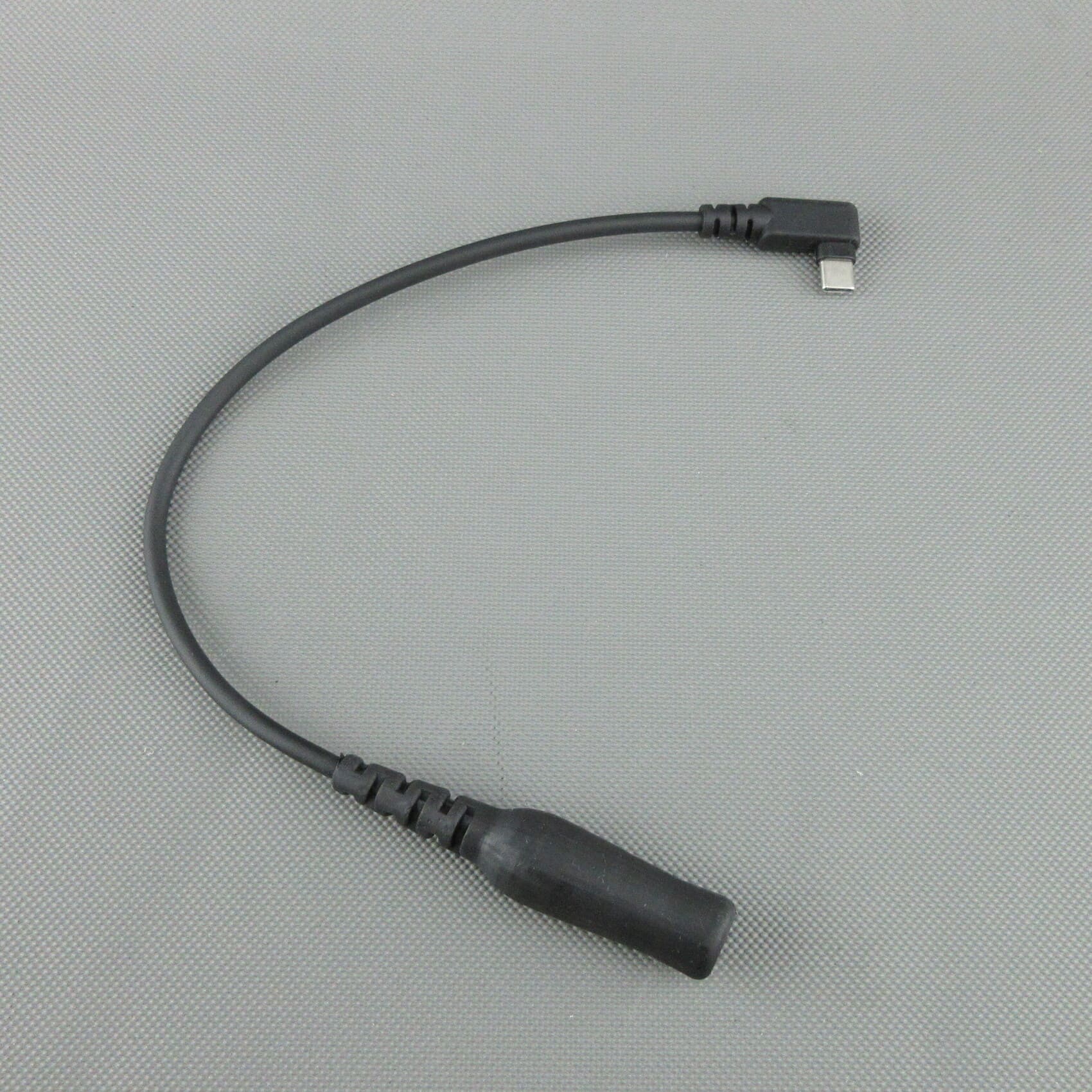 Câble adaptateur doté d'une fiche USB-C coudée d'un côté et d'une prise jack femelle TP-120 (compatible Nexus® / Amphenol®) de l'autre, pour le raccordement de casques audio tactiques.
