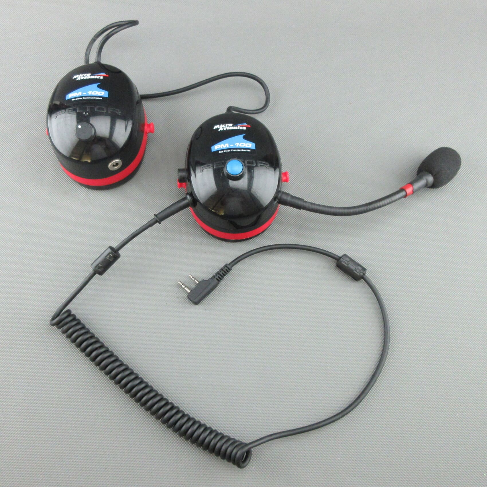 Un casque MicroAvionics® PM-100 fourni par le client est représenté, équipé d'un nouveau câble de connexion de StarCom1.